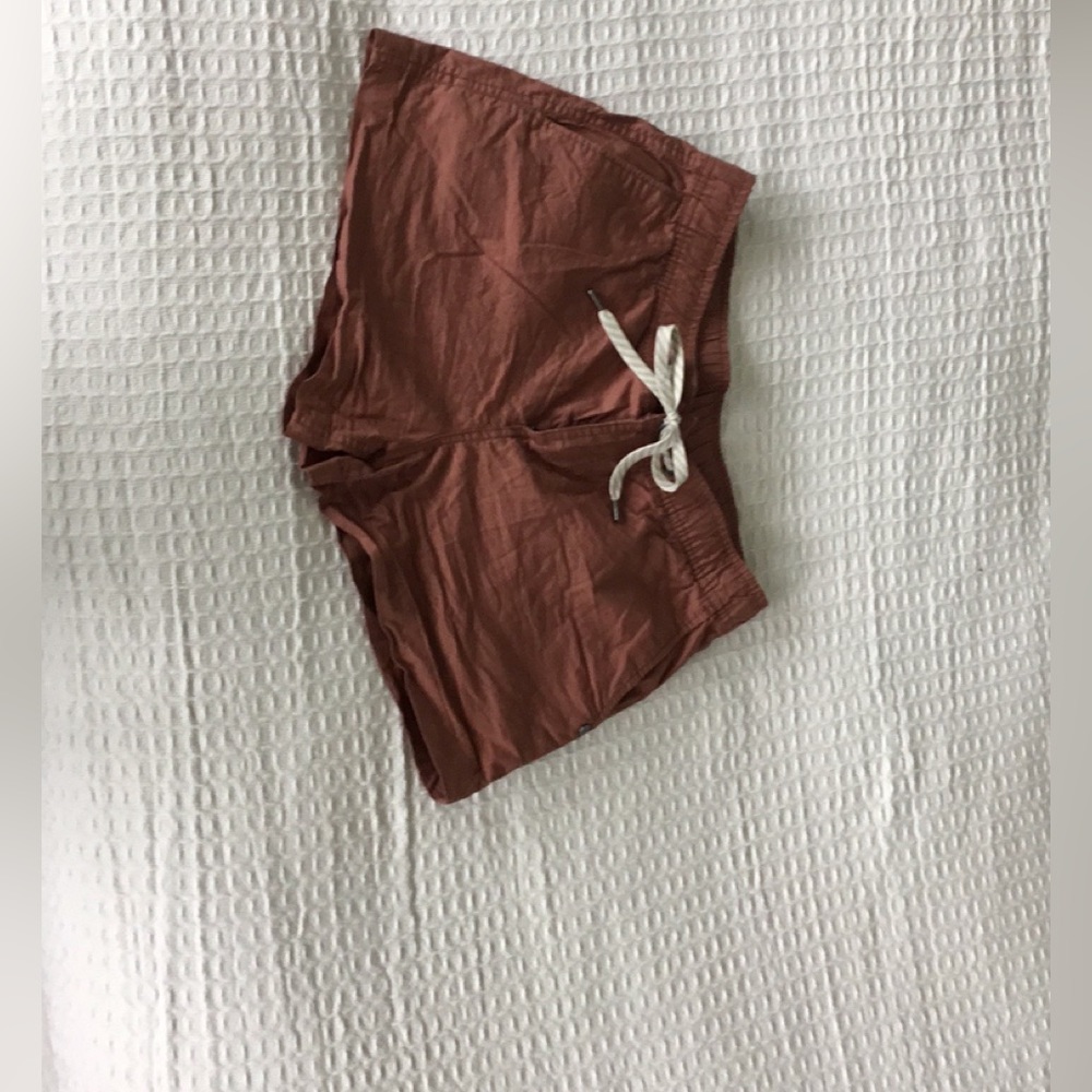 Vuori shorts relisted for bundle